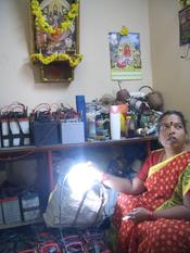 Bereitstellung von bezahlbaren Beleuchtungssystemen und Akkuladestationen für Lebensmittelhändler in den Straßen von Bangalore/ Südindien