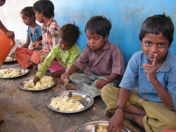 Midday-School Meal: Tägliche Versorgung mit einer warmen Mahlzeit von Schulkindern im ländlichen Rajasthan/ Indien