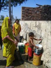 Wasserquelle für mehrere hundert Bewohner eines Slums in Neu Delhi/ Indien