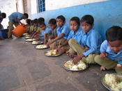 Midday-School Meal: Tägliche Versorgung mit einer warmen, vitaminangereicherten Mahlzeit von Schulkindern in ländlichen Gebieten Rajasthans/ Indien