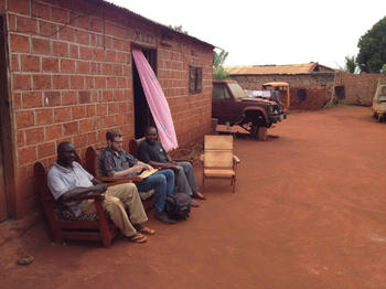 Tim Glawion spricht mit Händlern in Bangassou, Zentralafrikanische Republik