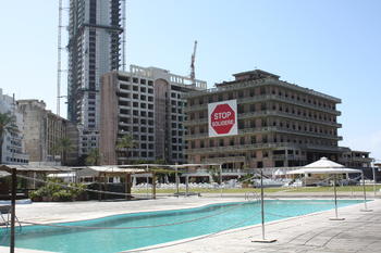 Ein Schild am berühmten Hotel „St. George“ in Beirut, das gegen das Wiederaufbauprojekt Beiruts nach dem Krieg und gegen die Firma protestiert, die es durchführt – beide bekannt unter dem Namen „Solidere“
