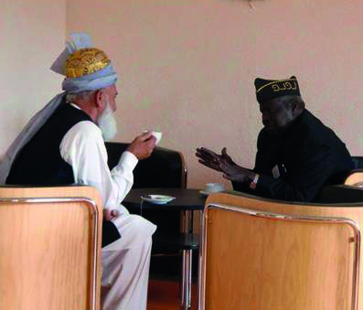 Malik Abdur Razzaq (Khan), Ältester aus dem Zakha Khel Clan, Afridi Tribe, Khyber Agentur in den pakistanischen FATA im Gespräch mit Chief Denis Dar Amallo Kundi, dem Paramount Chief der Bari People im Südsudan auf der B7 Konferenz (2011)